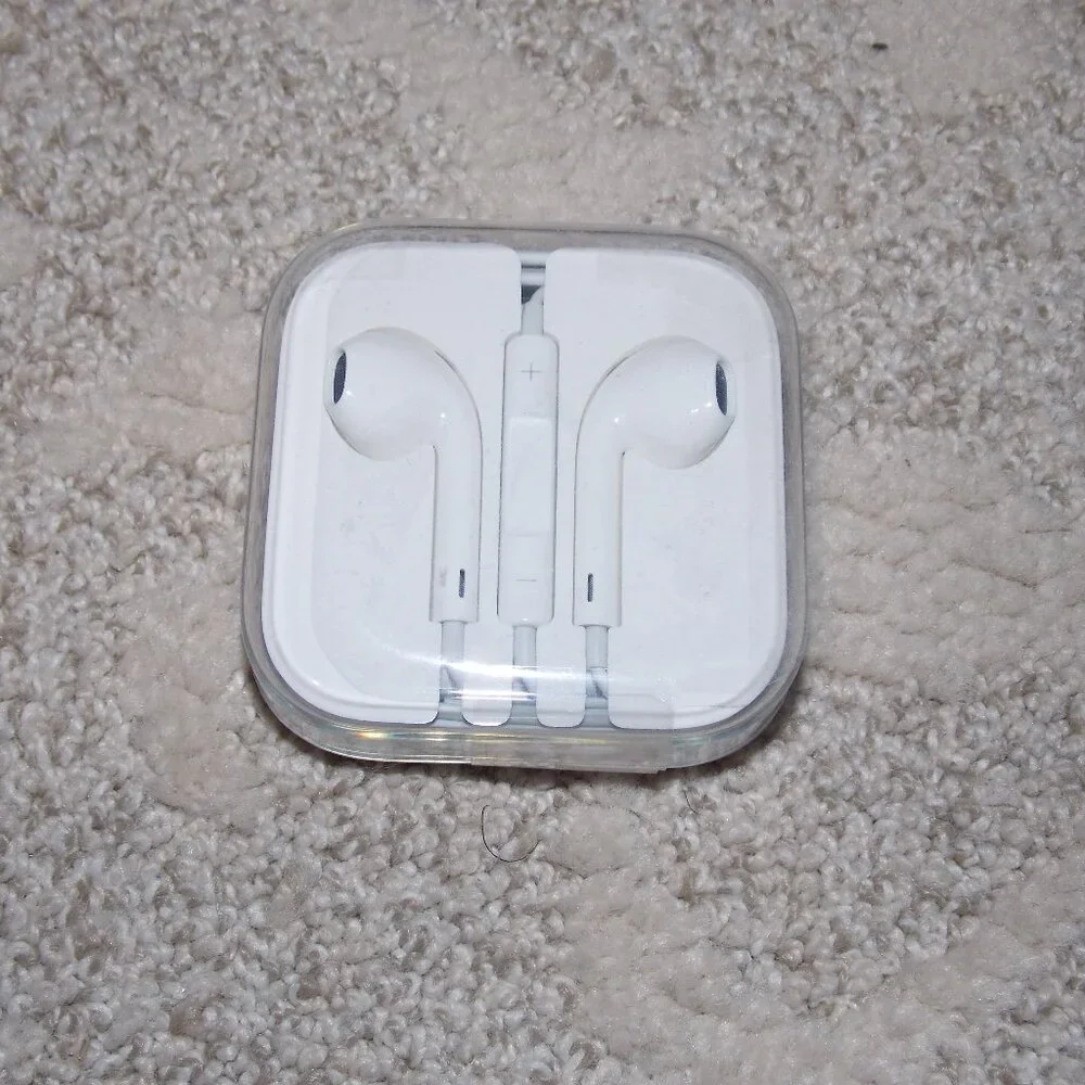 Apple Earbuds Genuine 3.5mm Plug Wired With Case New Sealed